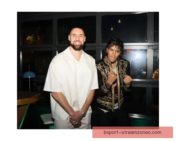 克莱·汤普森女友梅根演出突发身体不适紧急送医